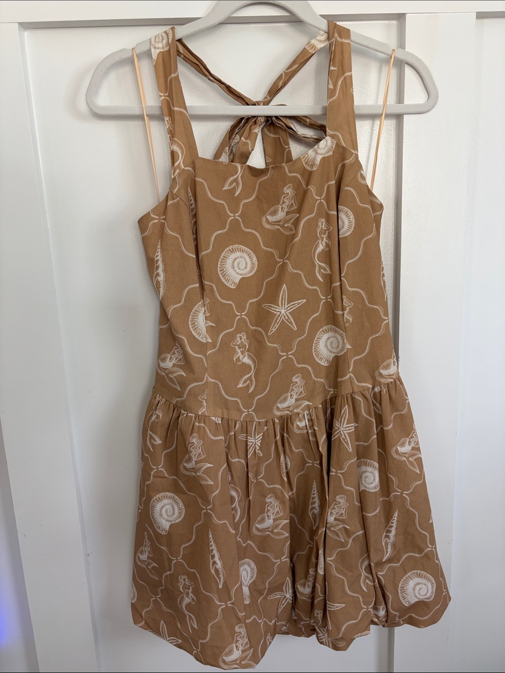 Women’s Sleeveless Halter Shell-Print Mini Dress in Tan